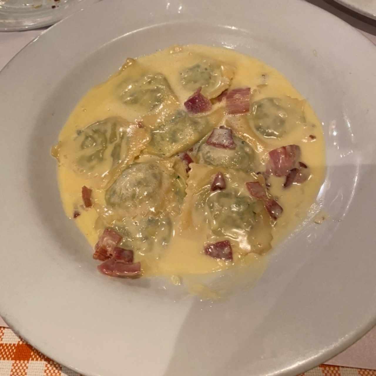 Raviolis de Ricotta con Espinaca Carbonara