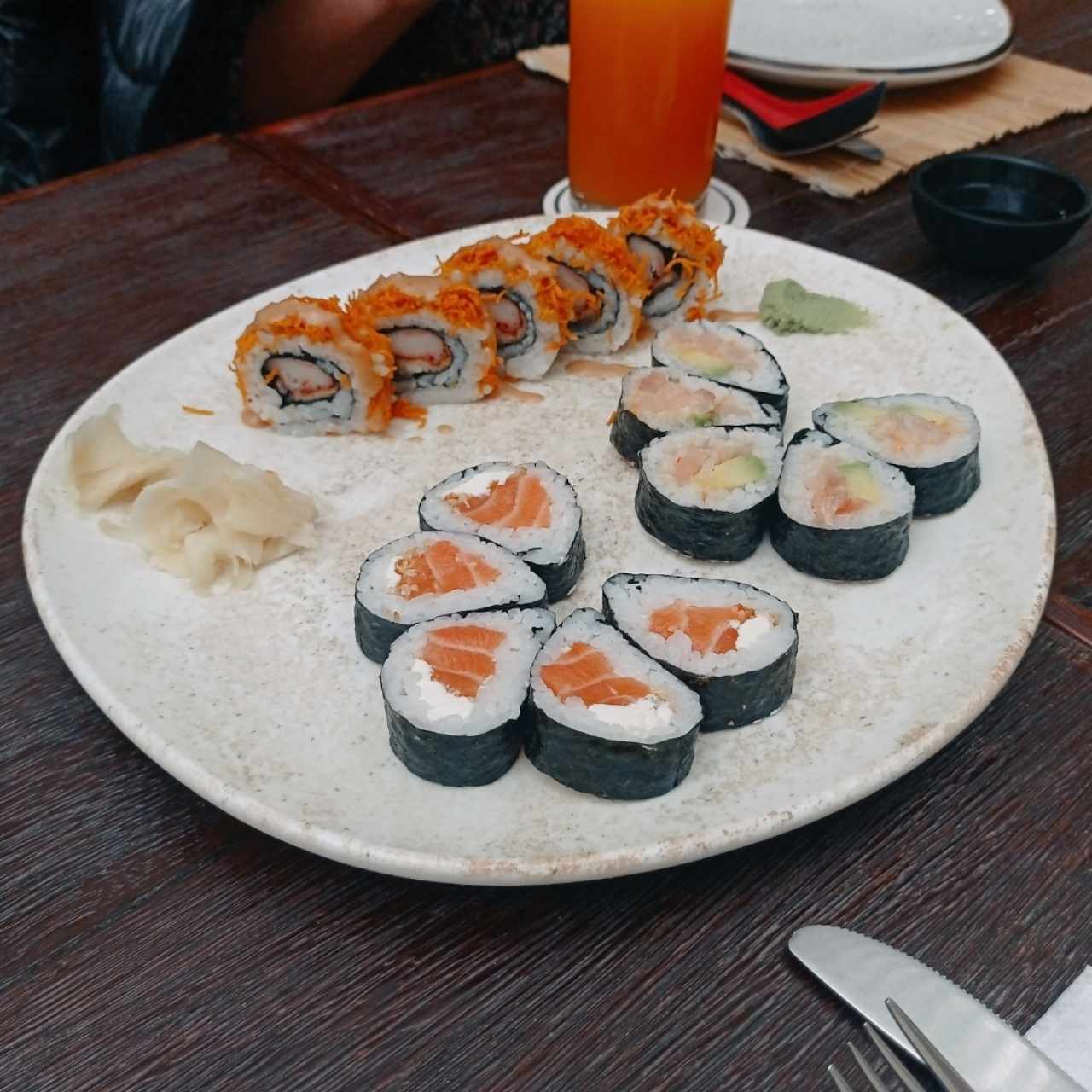 Especial 132 (philadelphia, ojo de tigre, spicy maki)