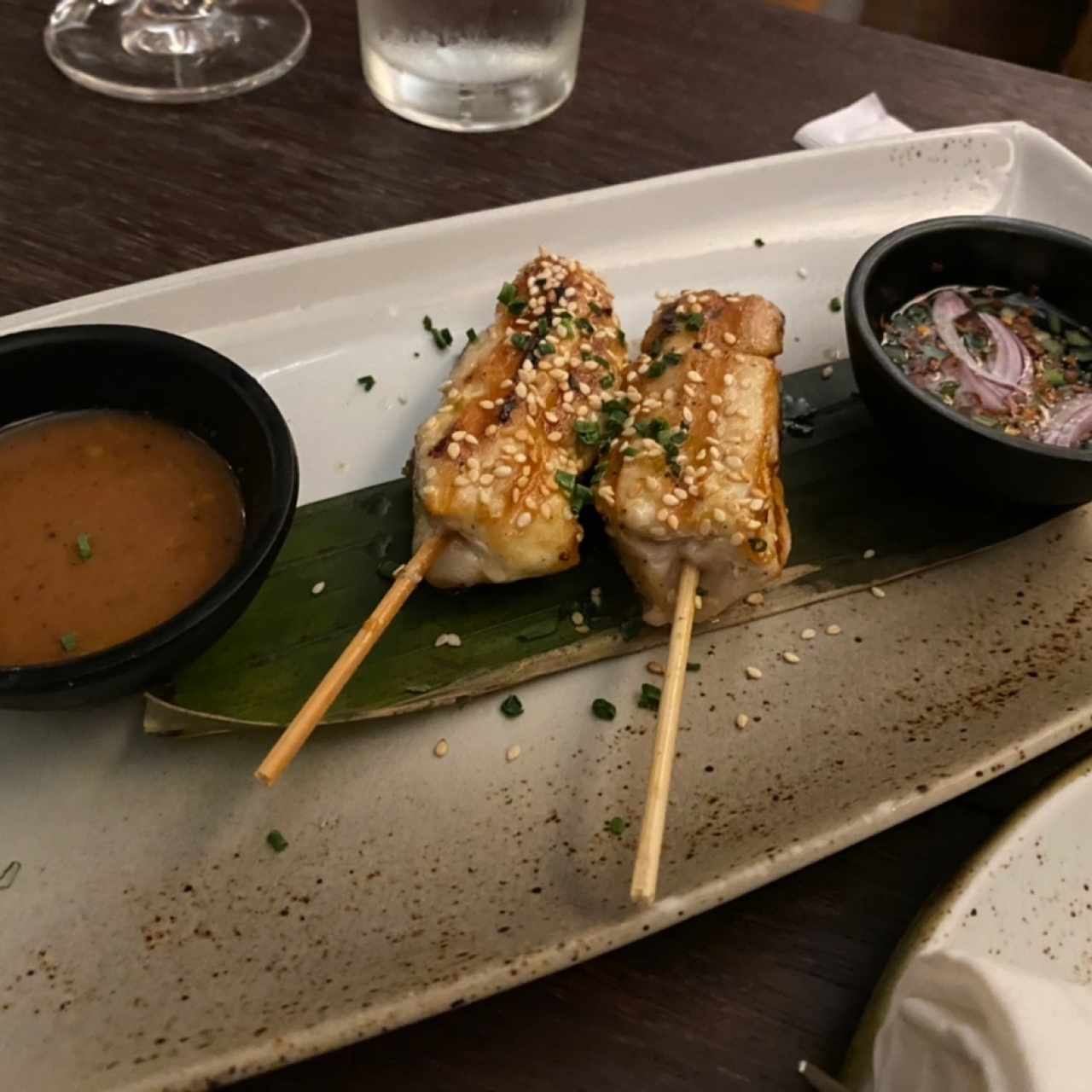 Satay de pollo