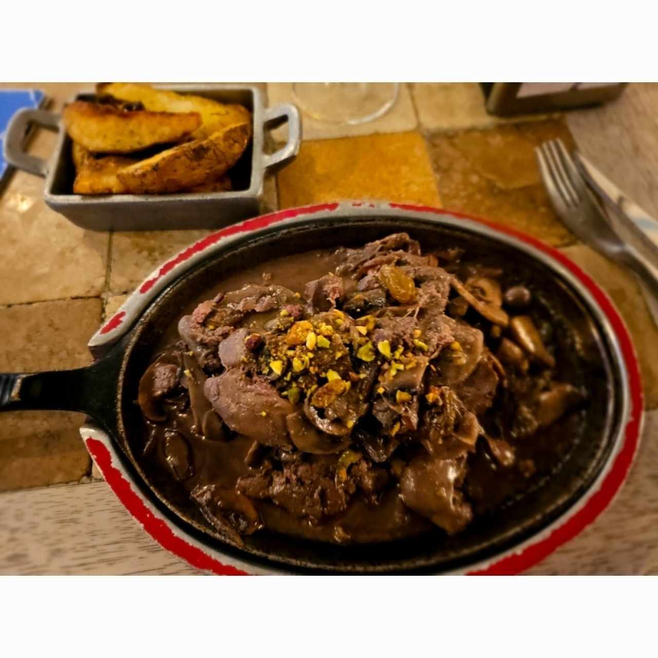 Lomo con higados de pollo 