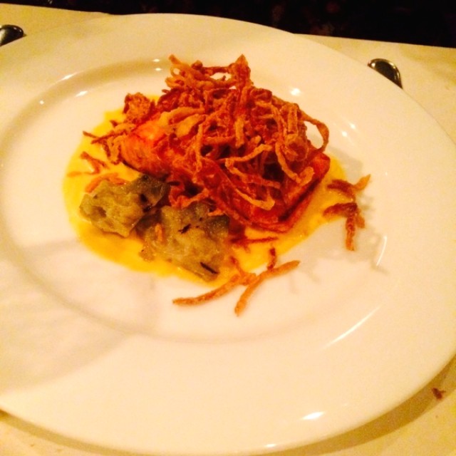 Salmon picante con alcachofas y salsa bernaise