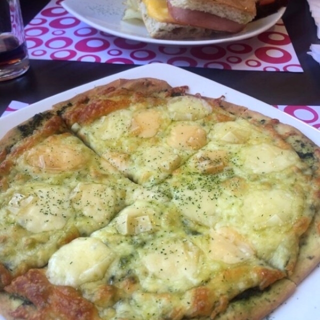 Pizza de quesos y club sanduiwch