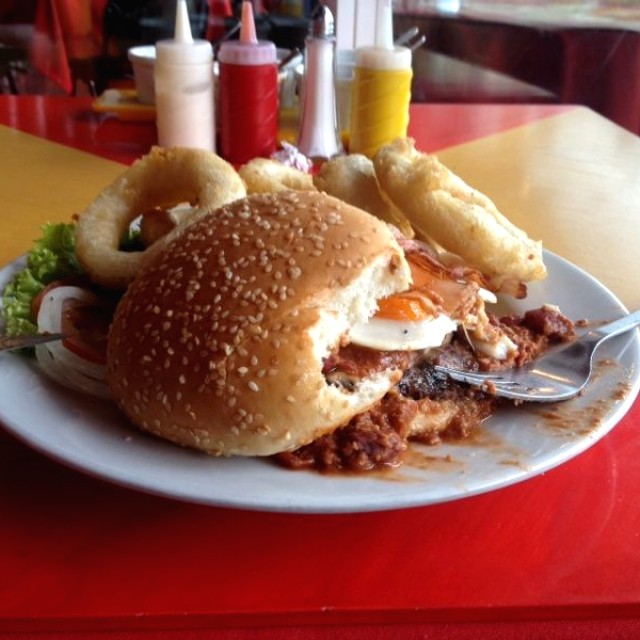 Hamburguesa Ranchera acompañada con anillos de cebolla
