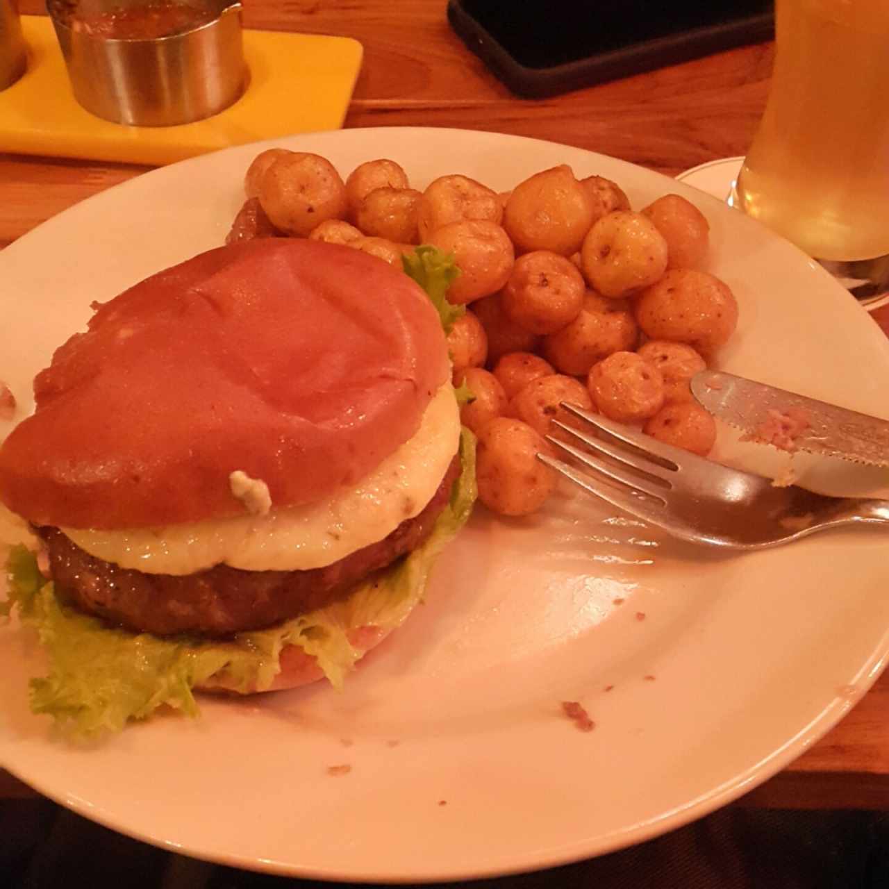 hamburgesa angus con adición de tres quesos