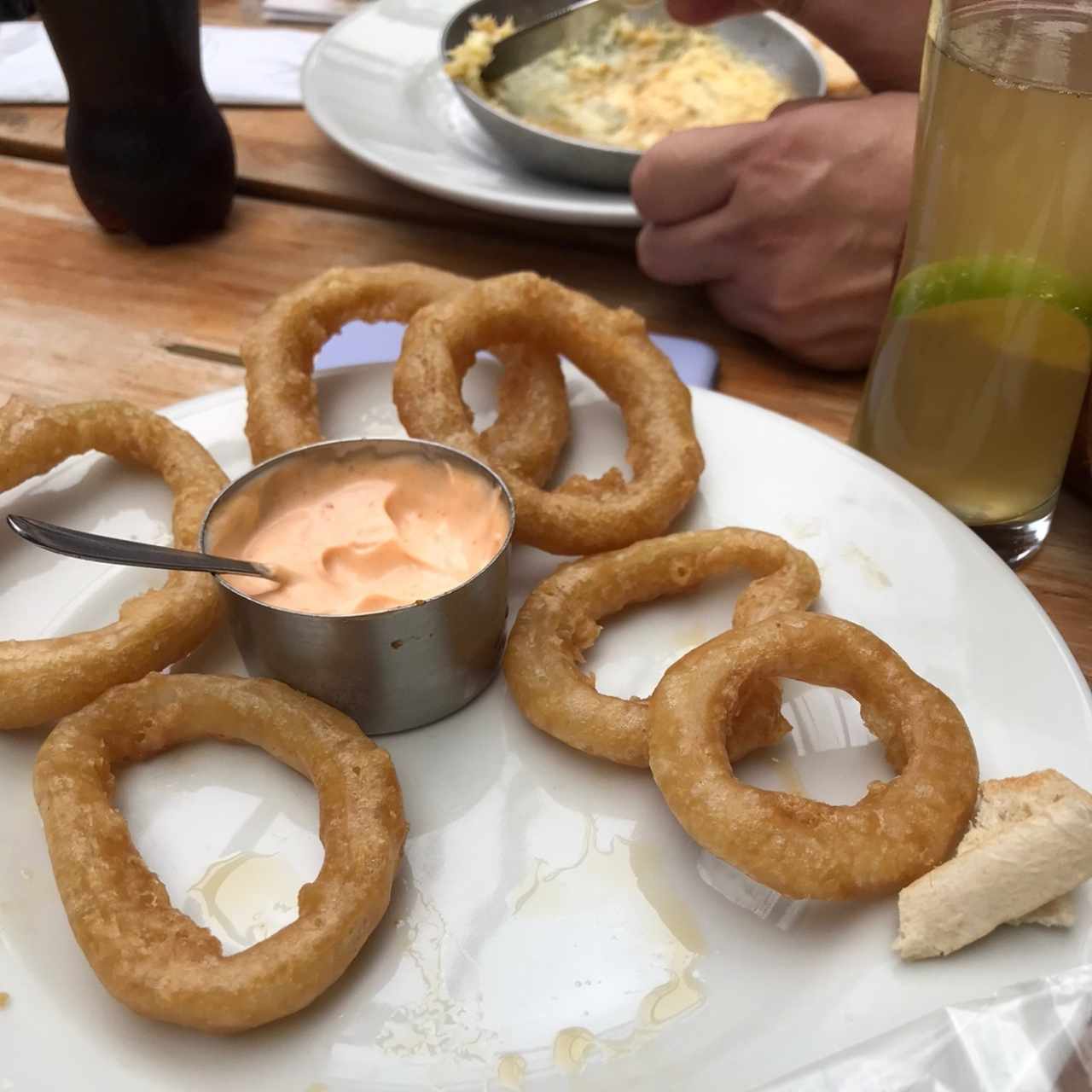 anillos de cebolla bañados en aceite