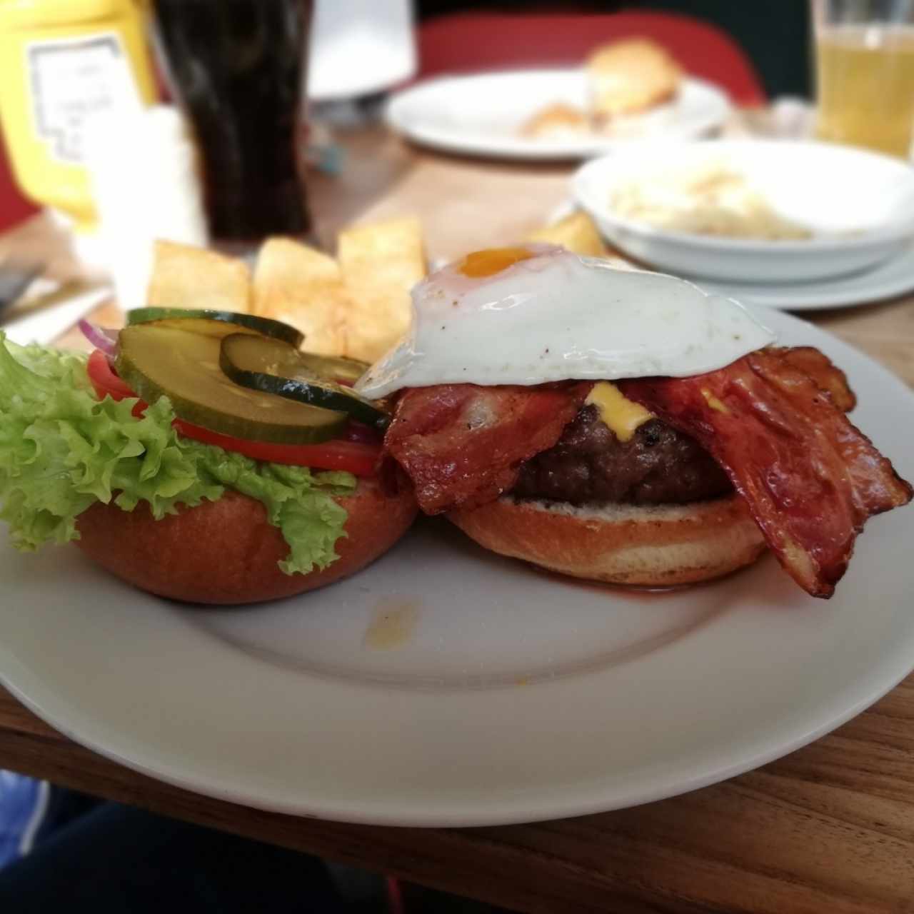 La joven Angus con extra huevo frito