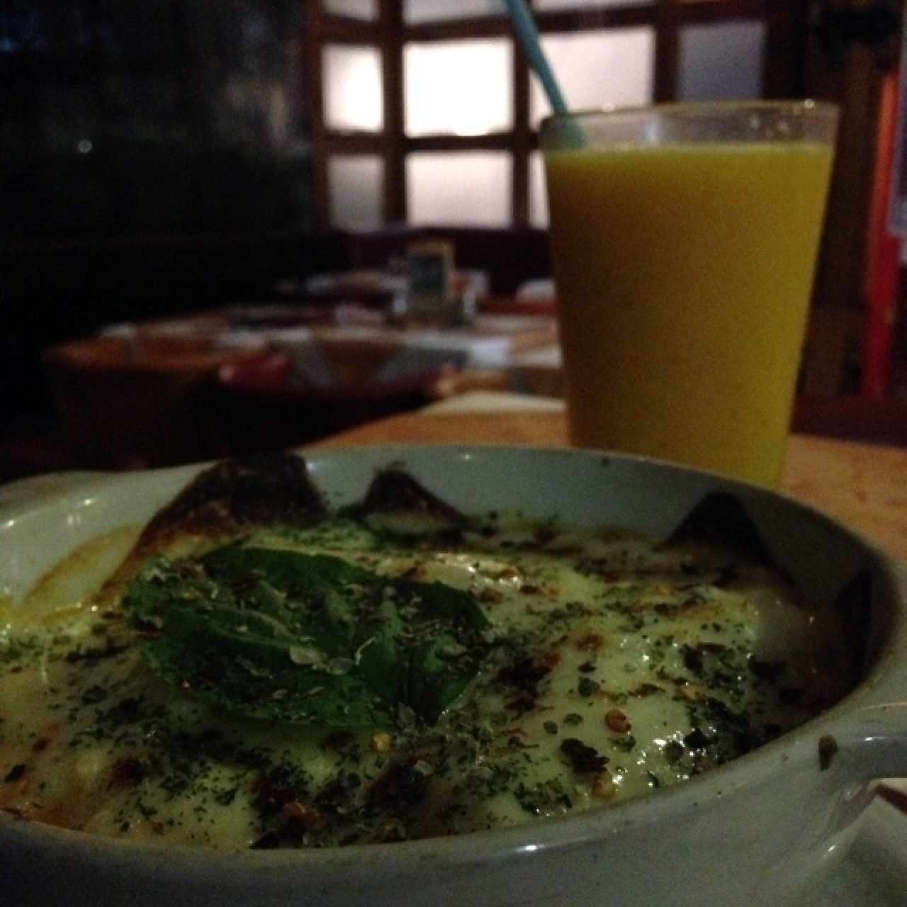Lasagna con mariscos y jugo de maracuyá