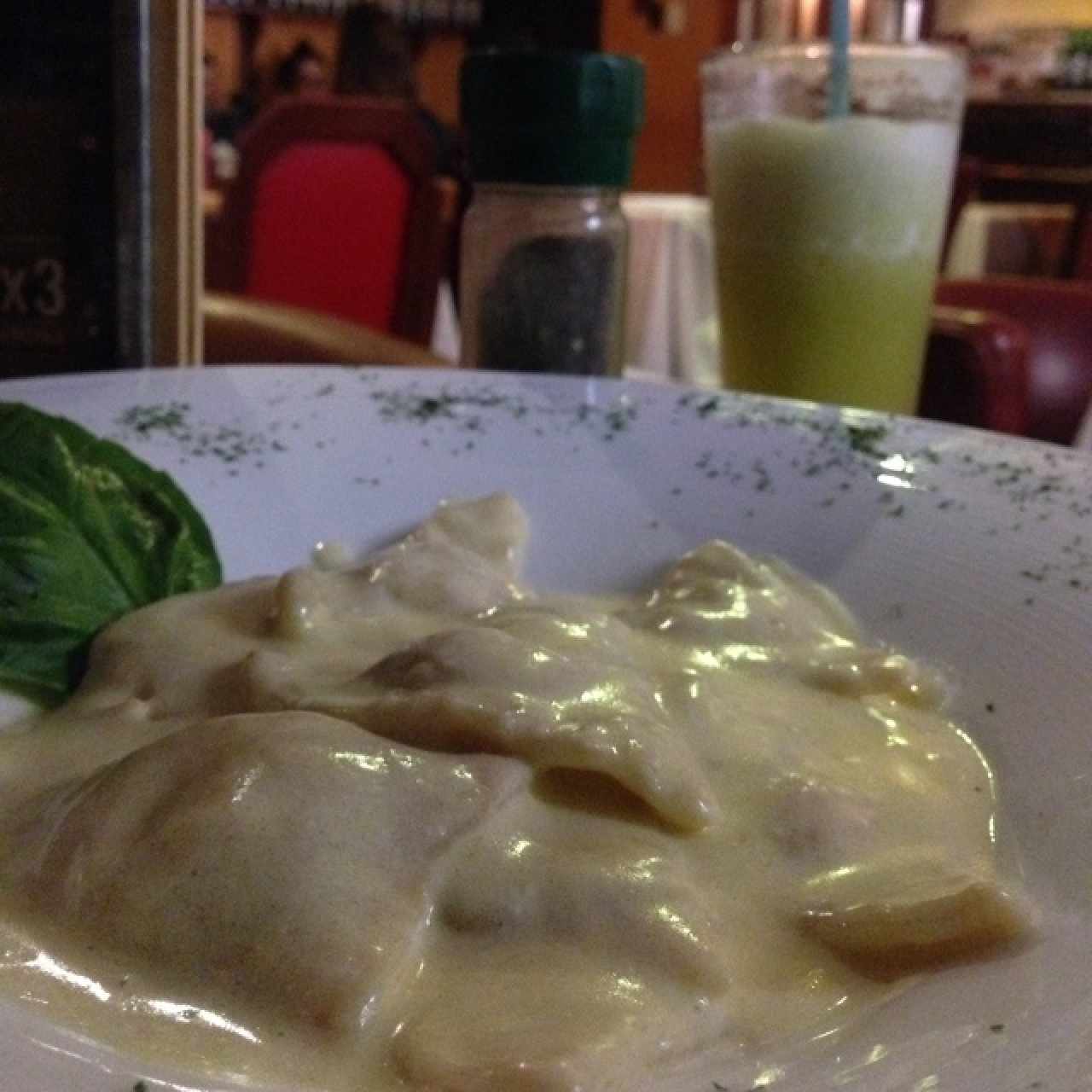 Raviolis de salmón con jugo de piña y hierbabuena 