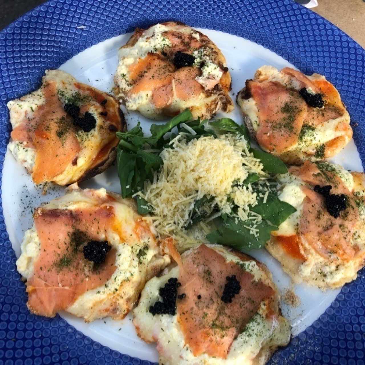 Mini pizzas de salmón