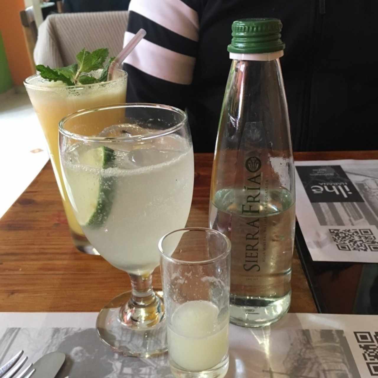 Agua con gas y zumo de limon