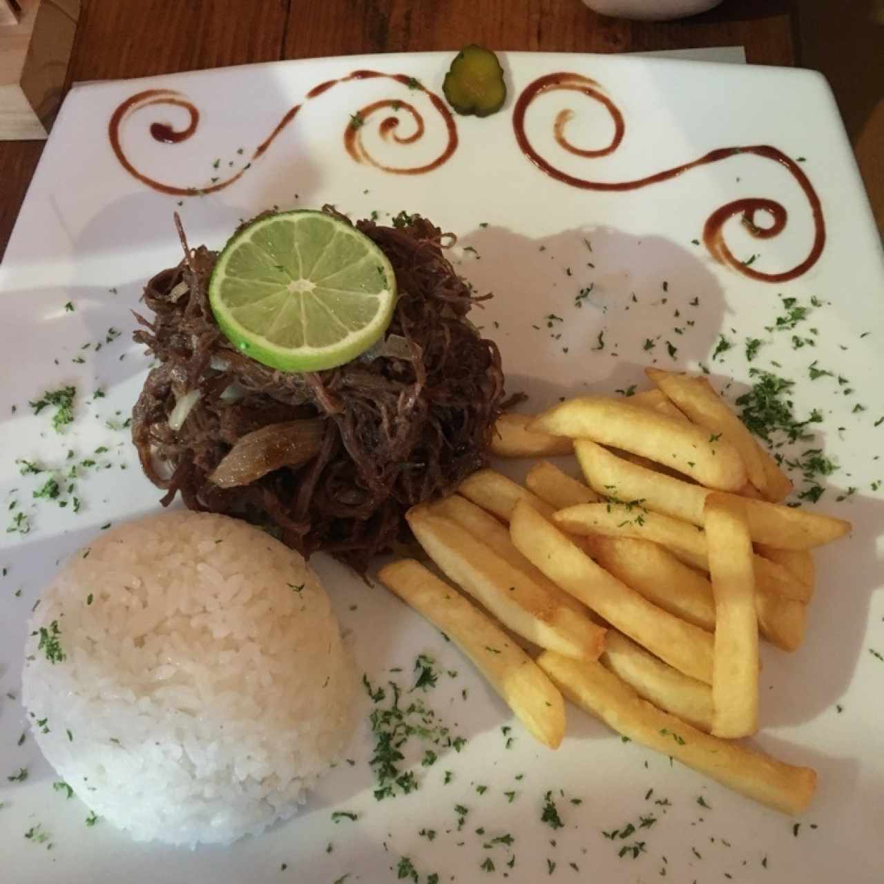 Vaca frita con arroz blanco y papa frita
