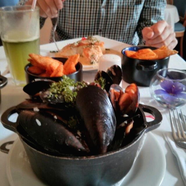 Caldereta de mejillones / Corvina
