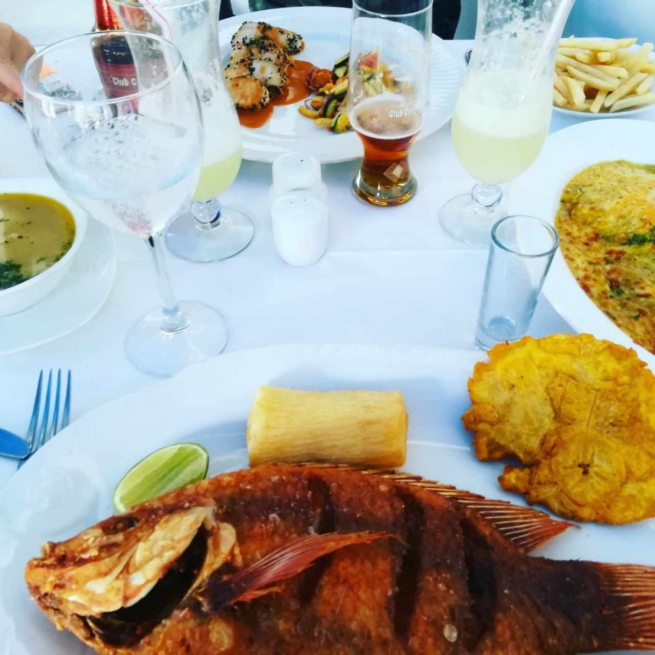 atun blanco en salsa de maracuya, mojjarra frita, caldo de pescado, pollo en salsa de piña