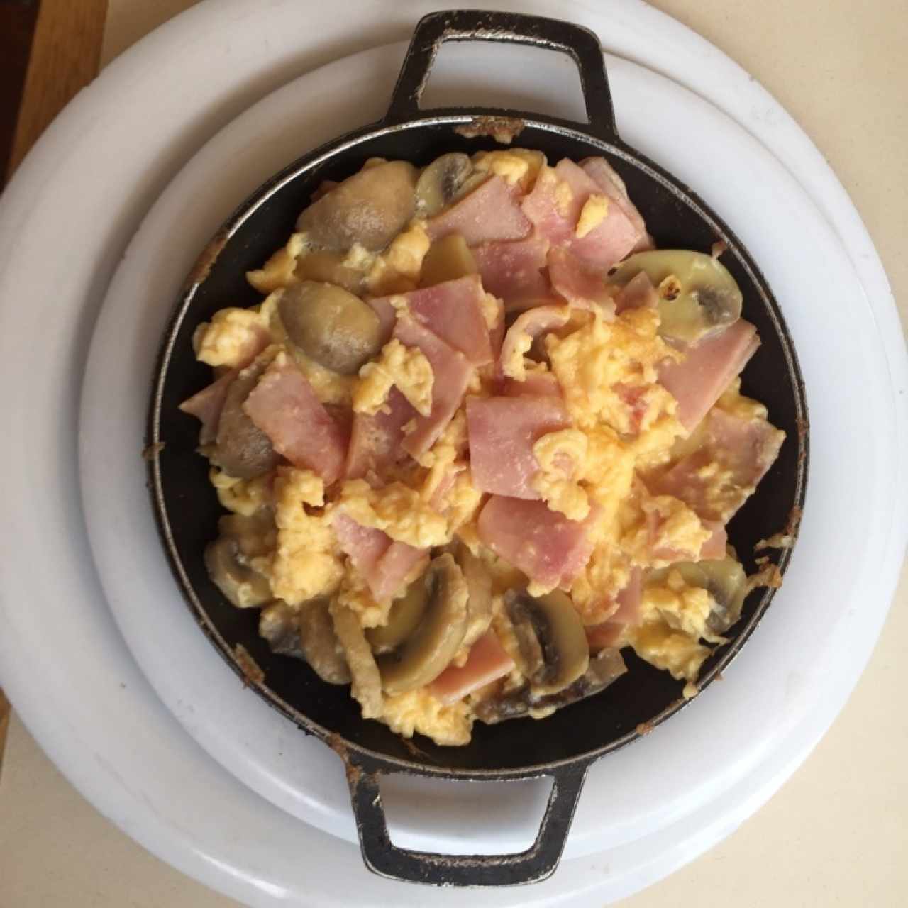 Huevos con jamón y champiñones