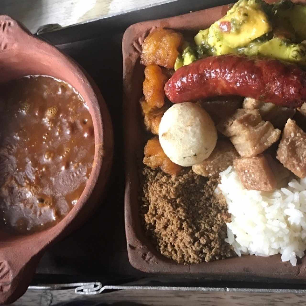 Plato de frijoles.