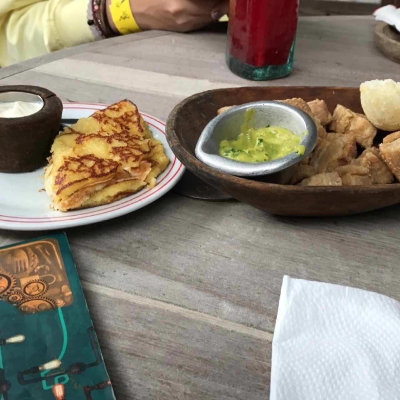 entrada de cgicharrones y arepa de choclo