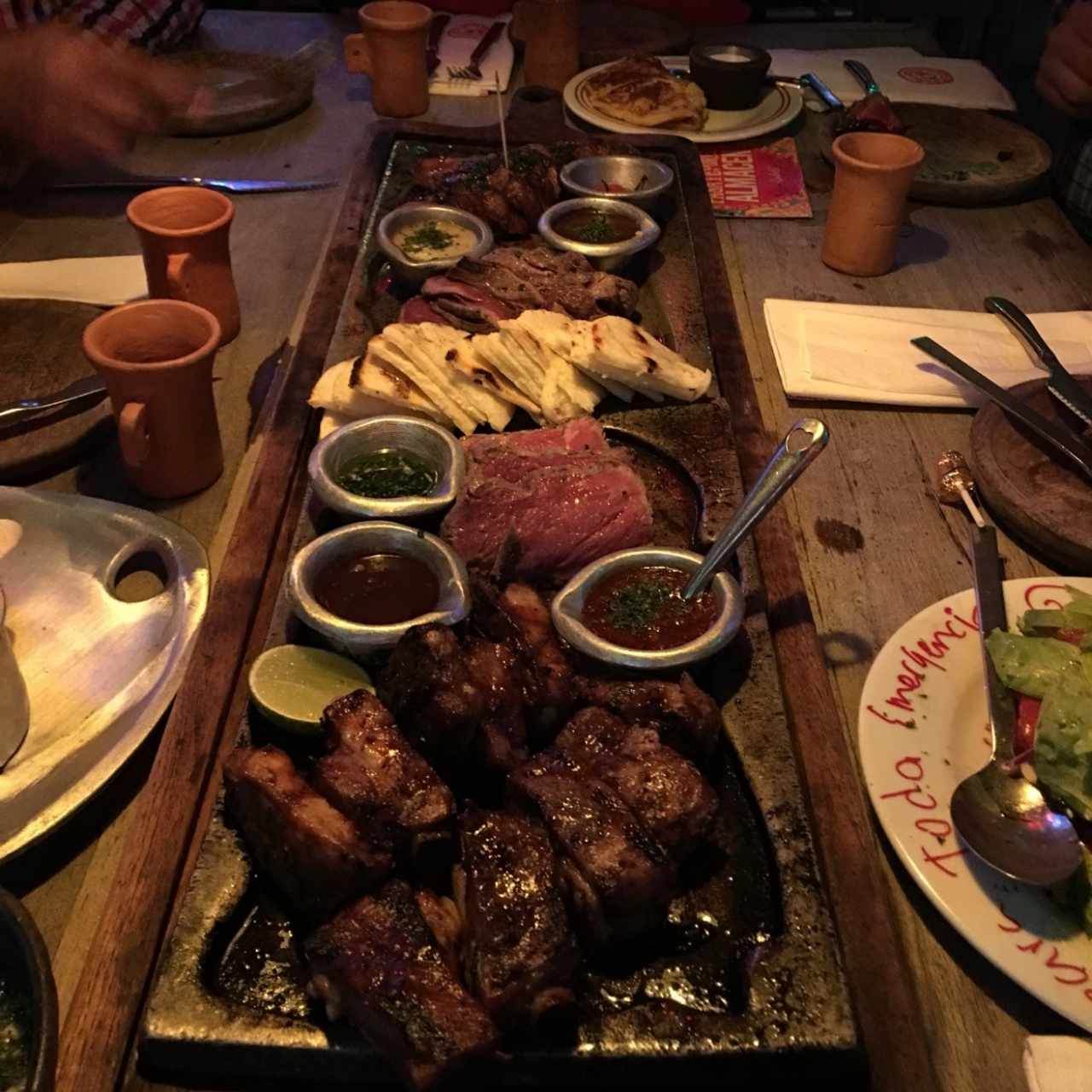 Bandeja de cuatro estilos de carne para compartir