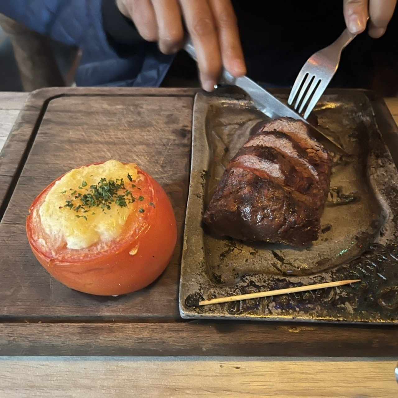 Lomo con ensalada de papas en tomate