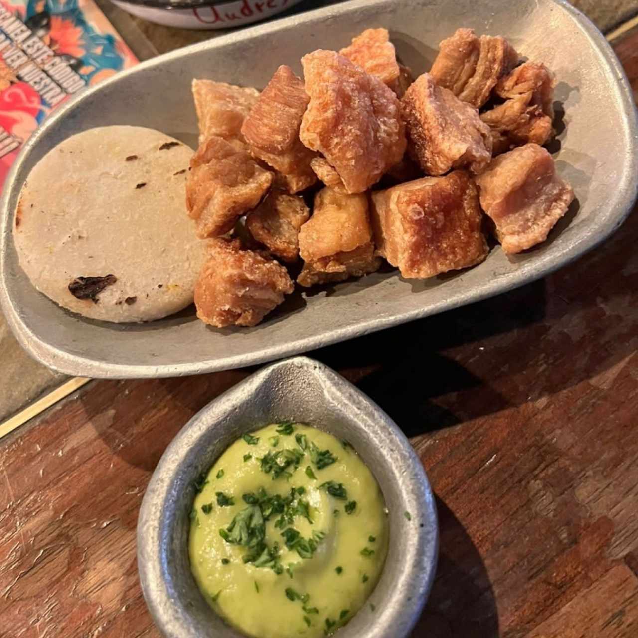 Chicharones con arepa