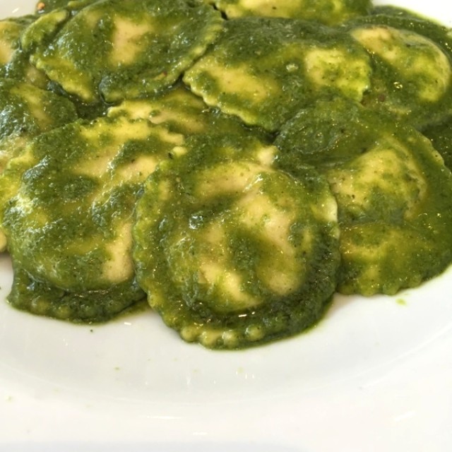 Raviolis 4 quesos con salsa pesto