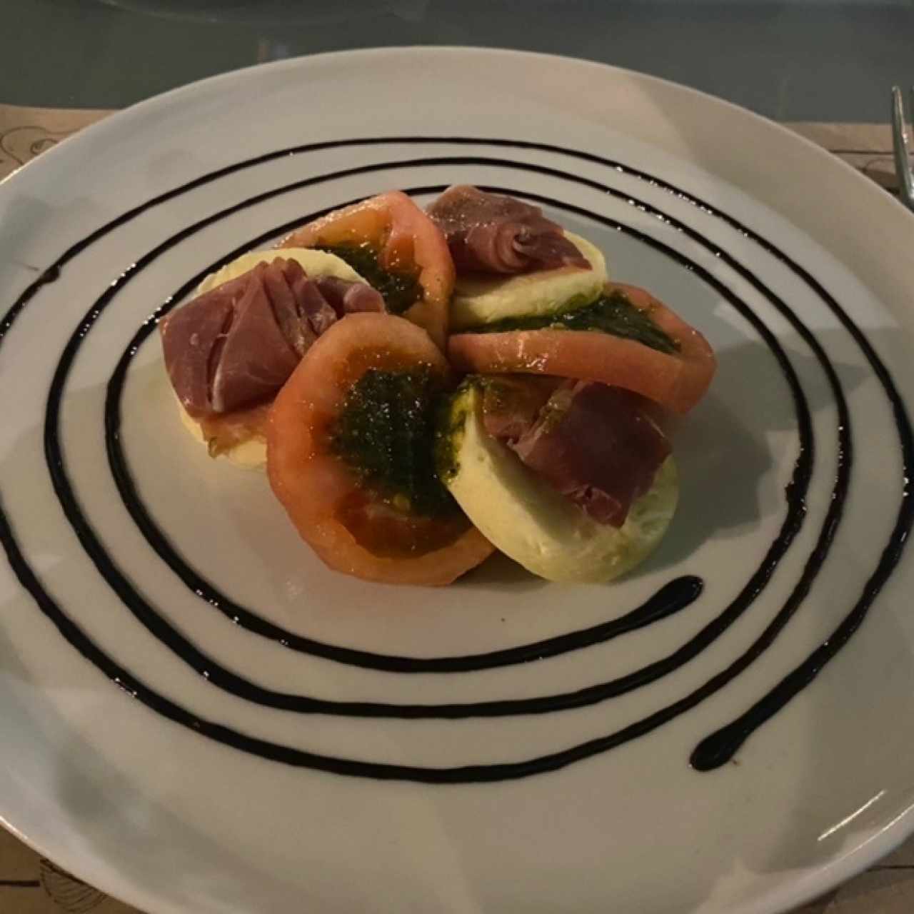 Entrada con jamon serrano y queso bufala. 