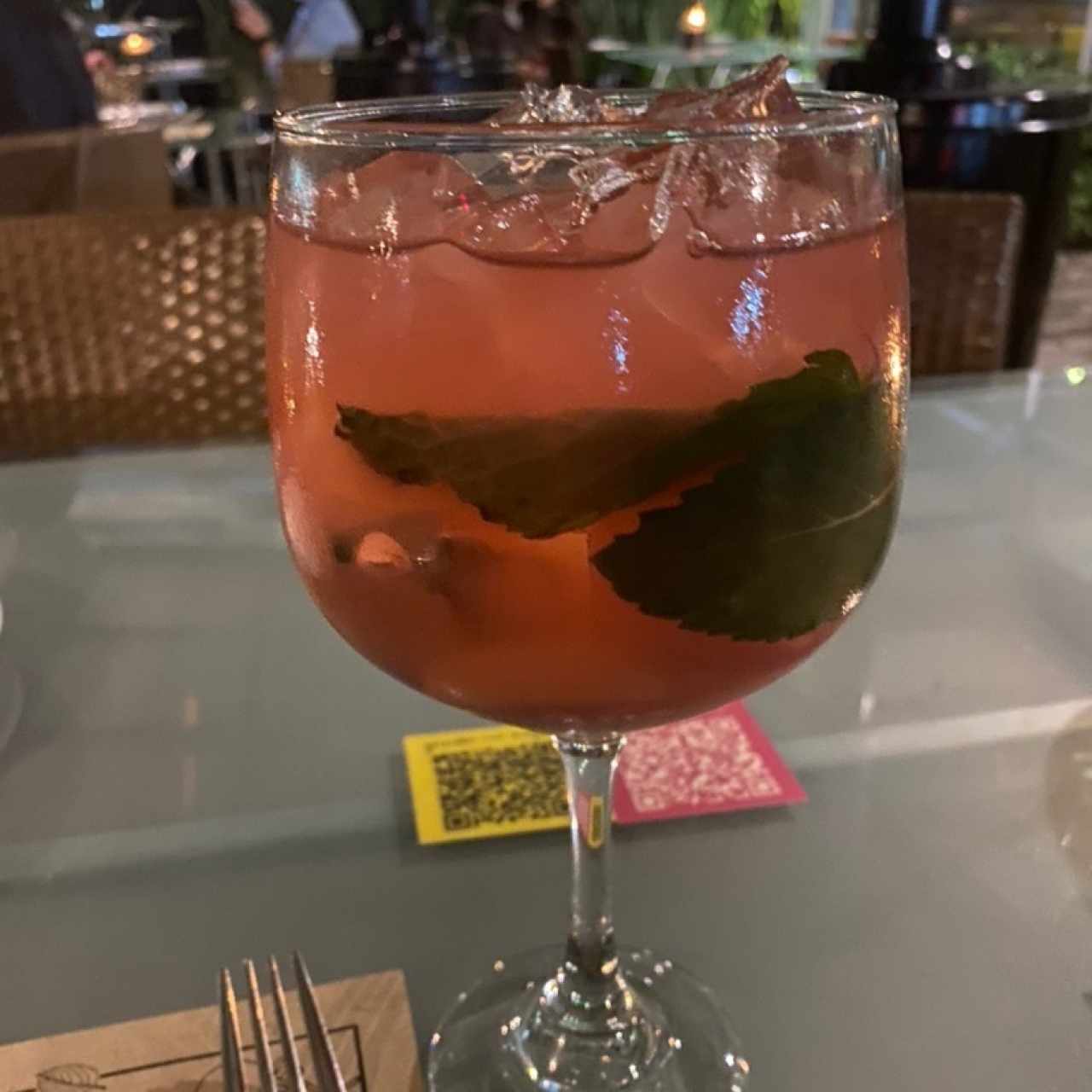 Te de frutos rojos en las rocas 