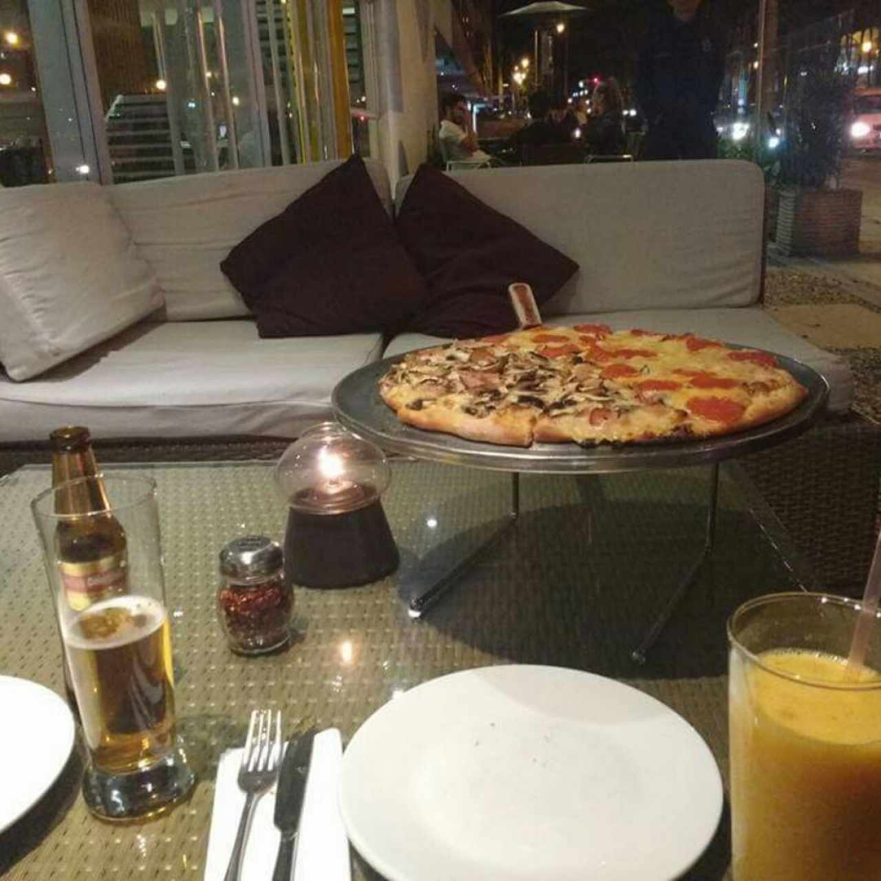Pizza de champiñones com jamón y de pepperoni