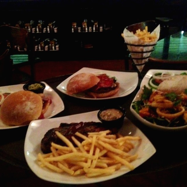 Steak New York, hamburguesas y ensalada asiática