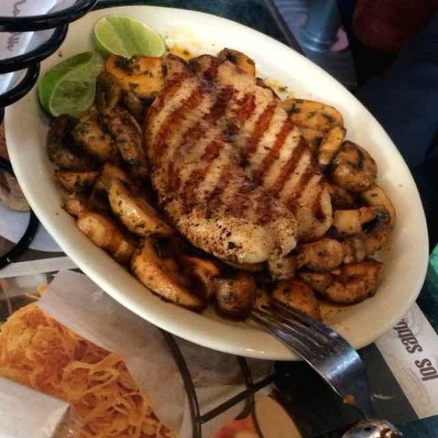 Tilapia con champiñones al ajillo