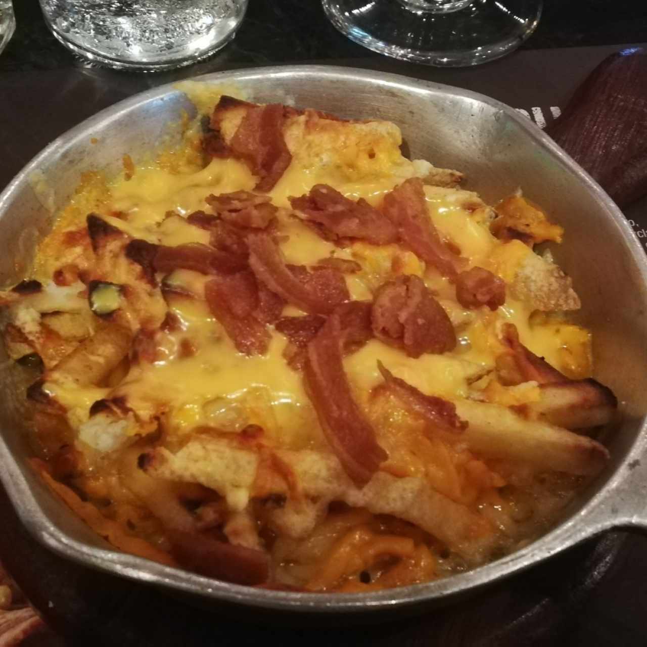 Papas con queso y bacon