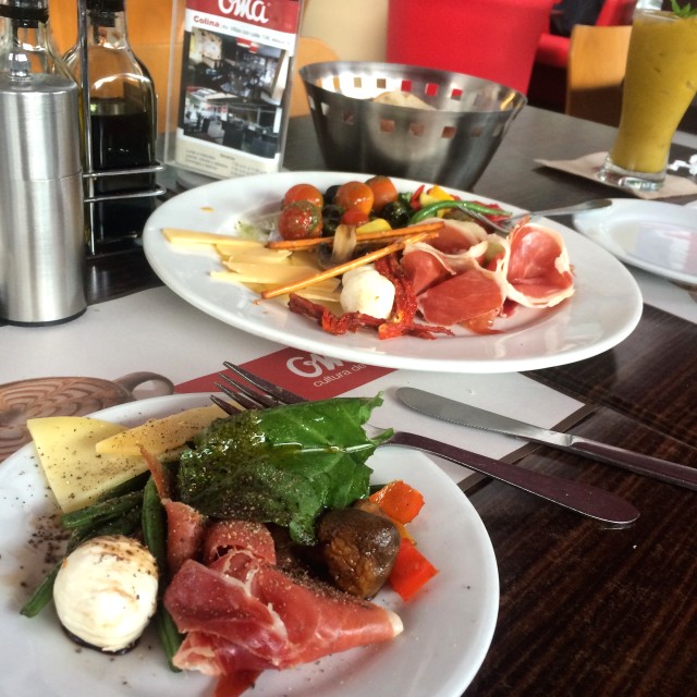 Exquisita entrada. Antipasto para dos personas.