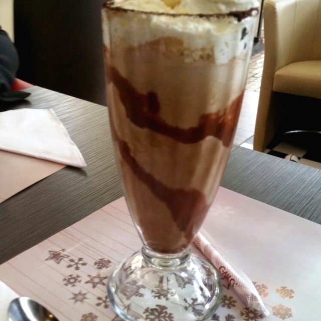 Cafe freddo con helado y crema chantilly