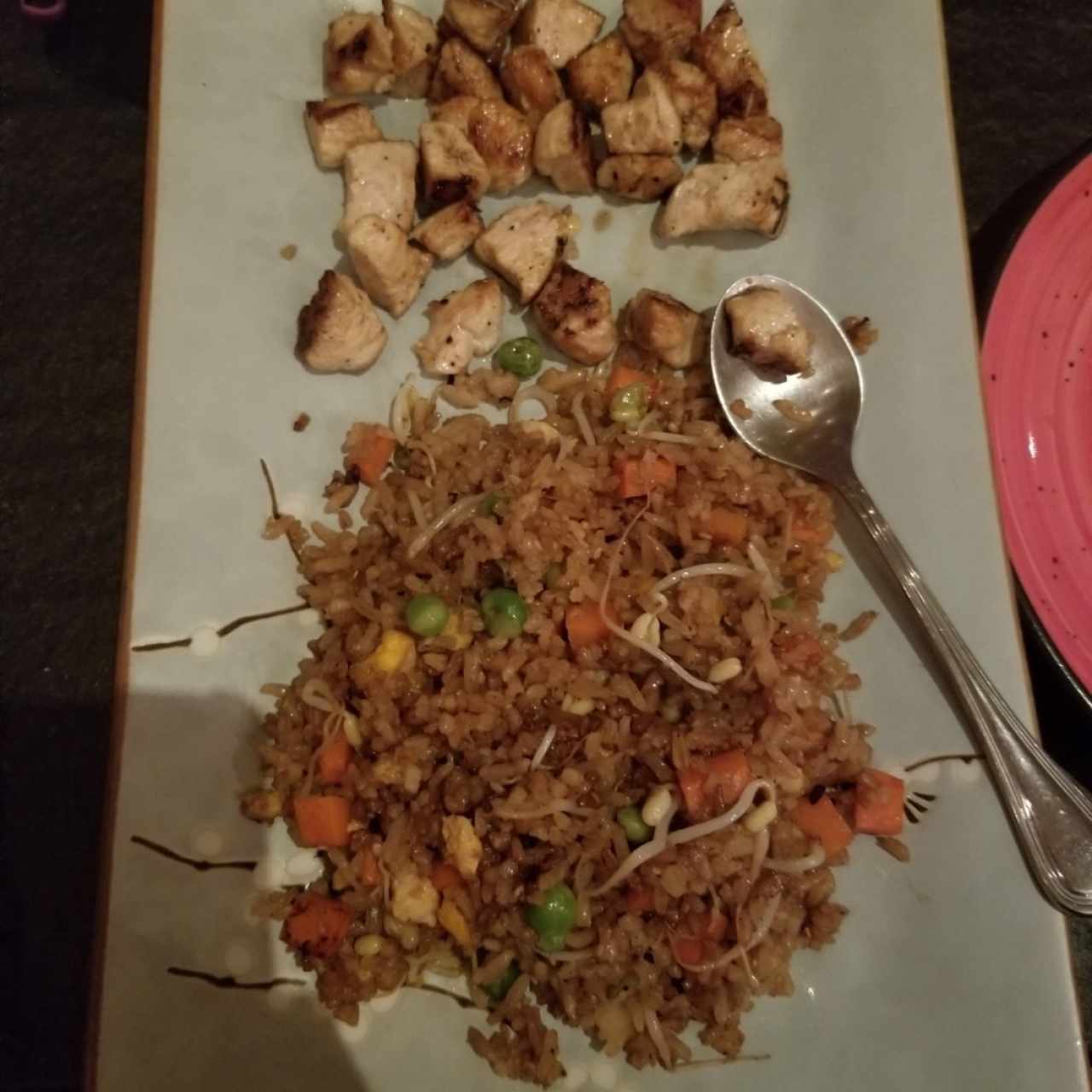 pollo y arroz frito. menú para niños 