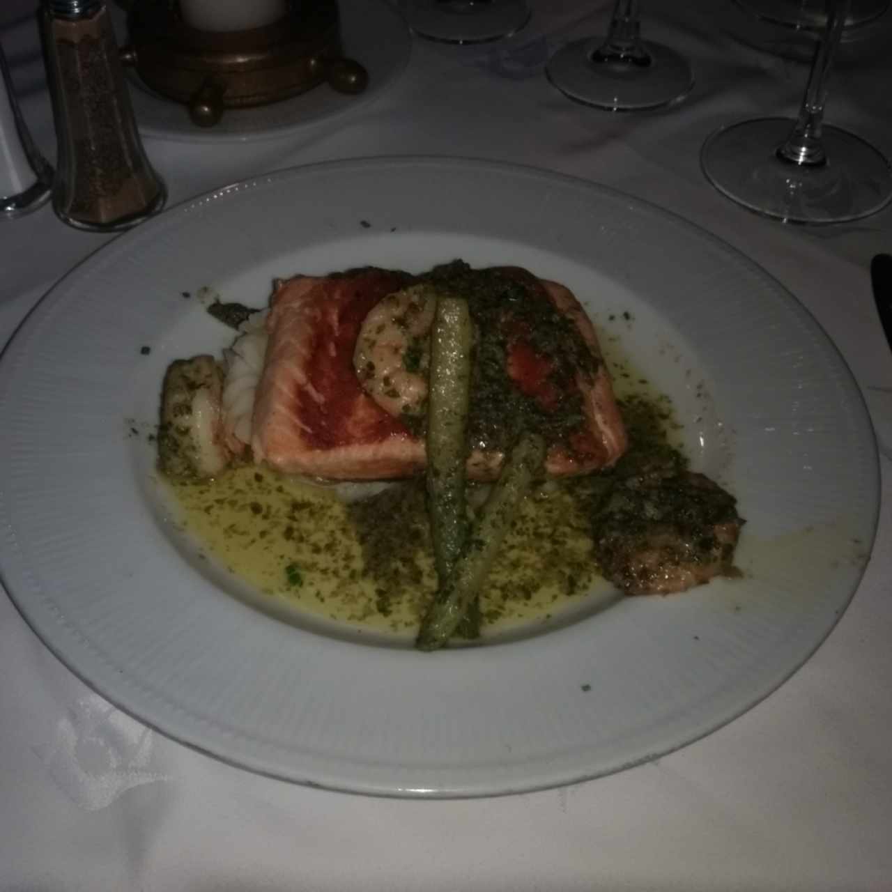 Salmón y langostinos al ajillo