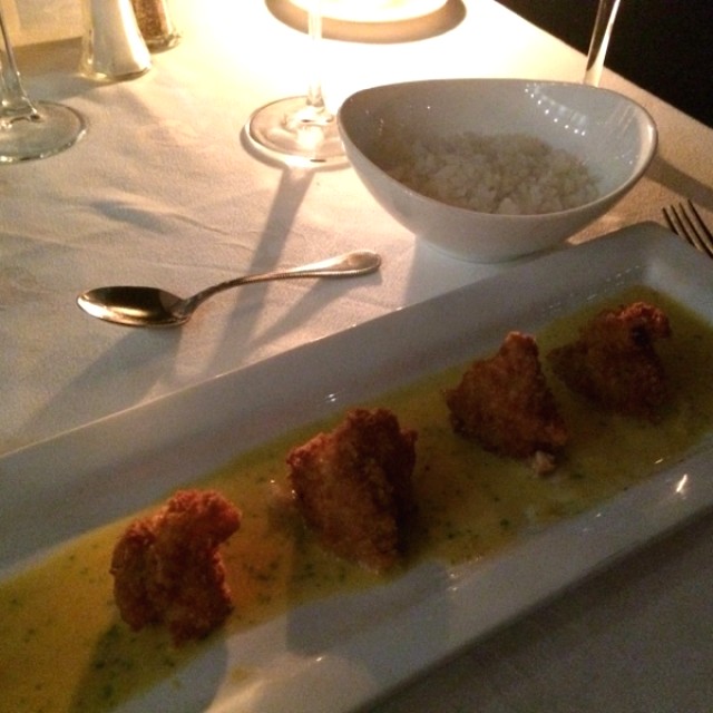 Langostinos apanados acompañados de arroz blanco