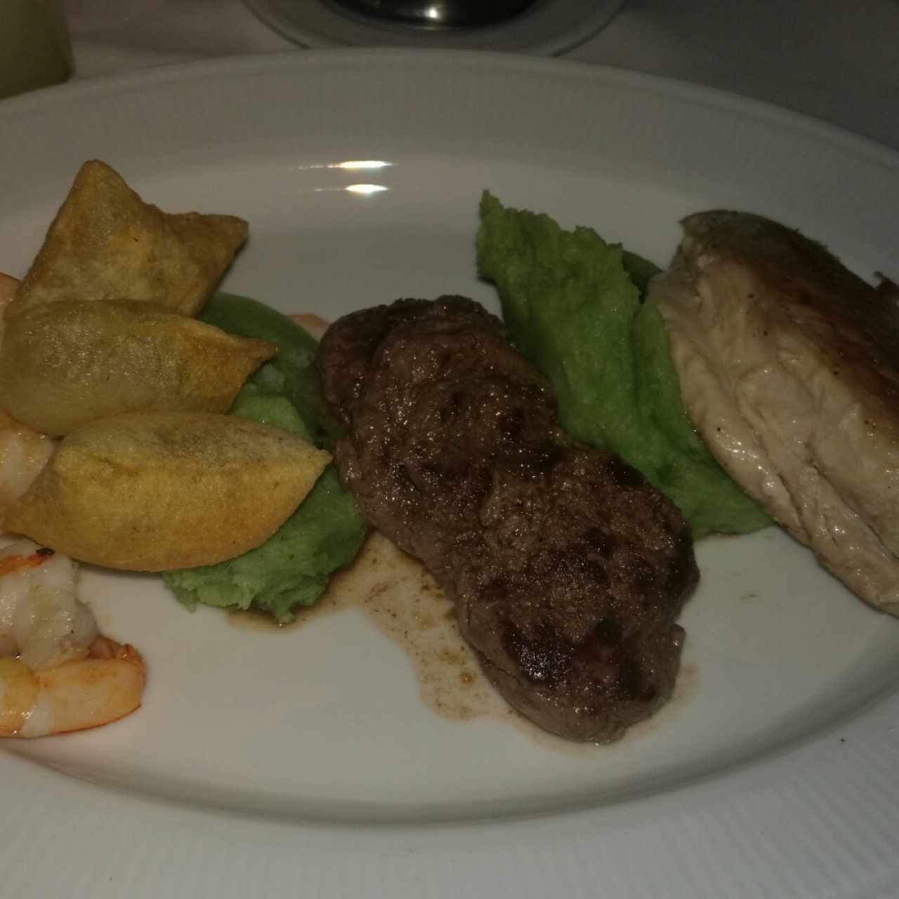 langostinos, carne y pollo