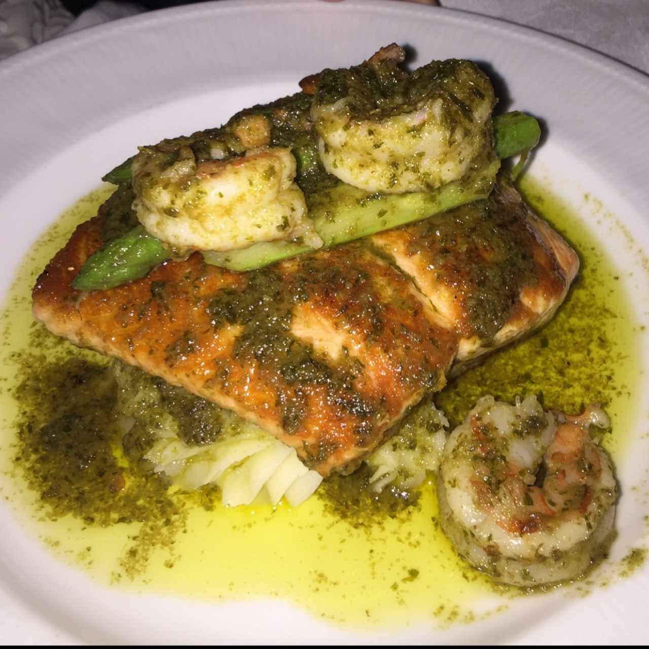 salmon y langostino sobre pesto 