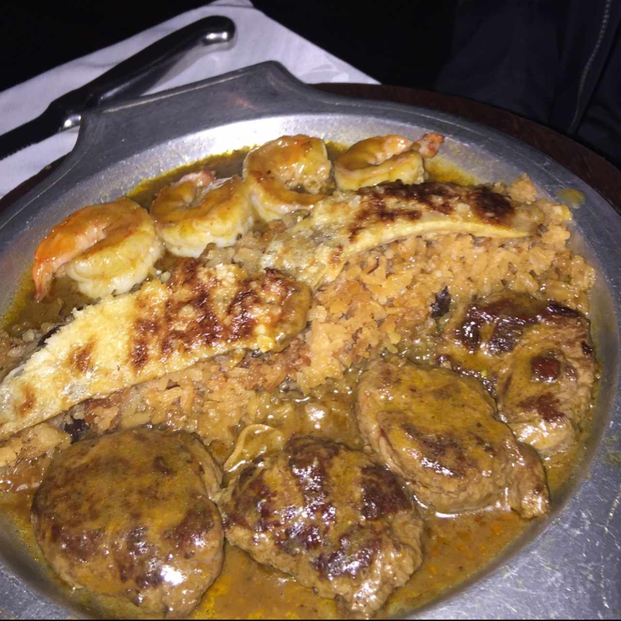 lomo y langostinos con arroz con coco 