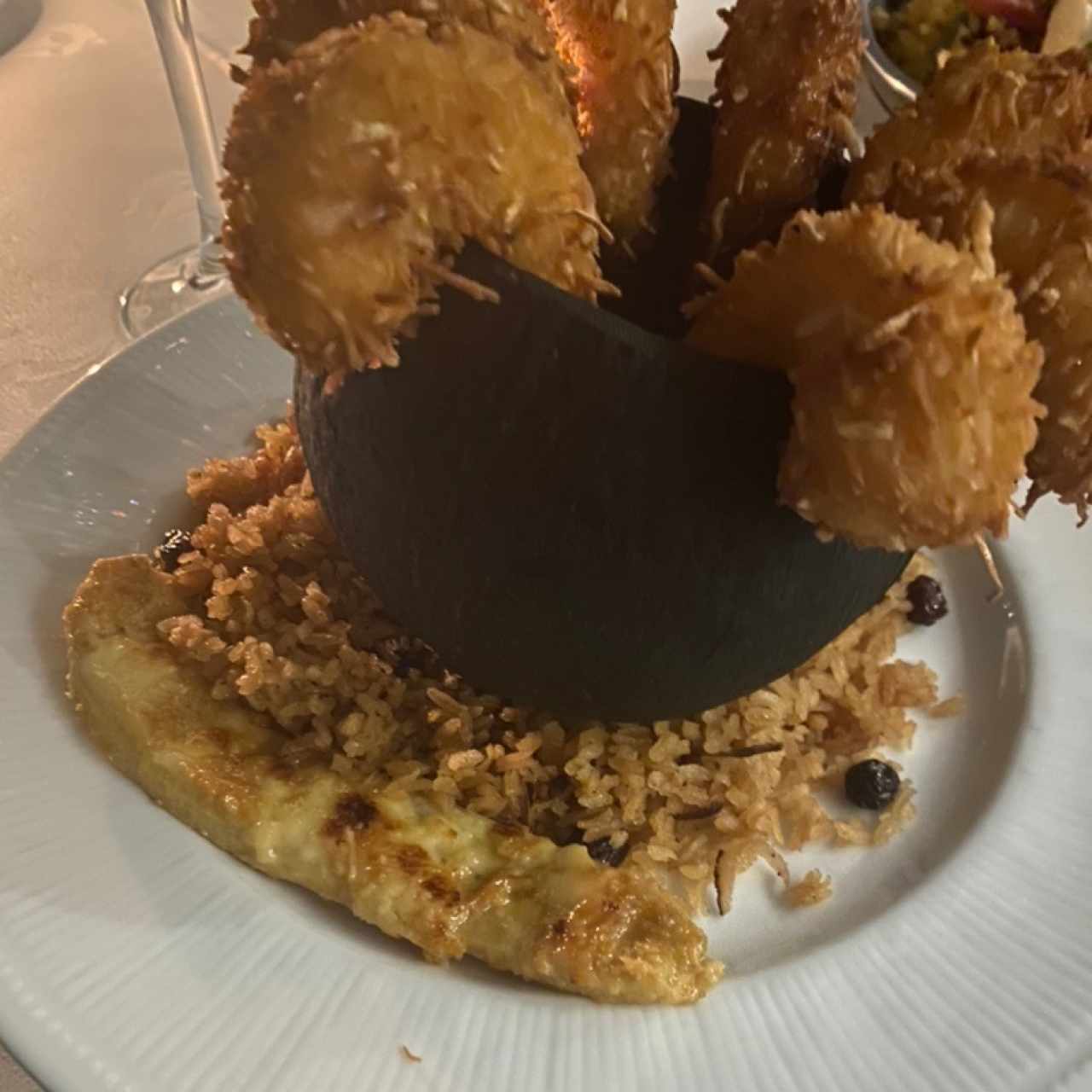 Langostinos encocados en salsa de maracuyá