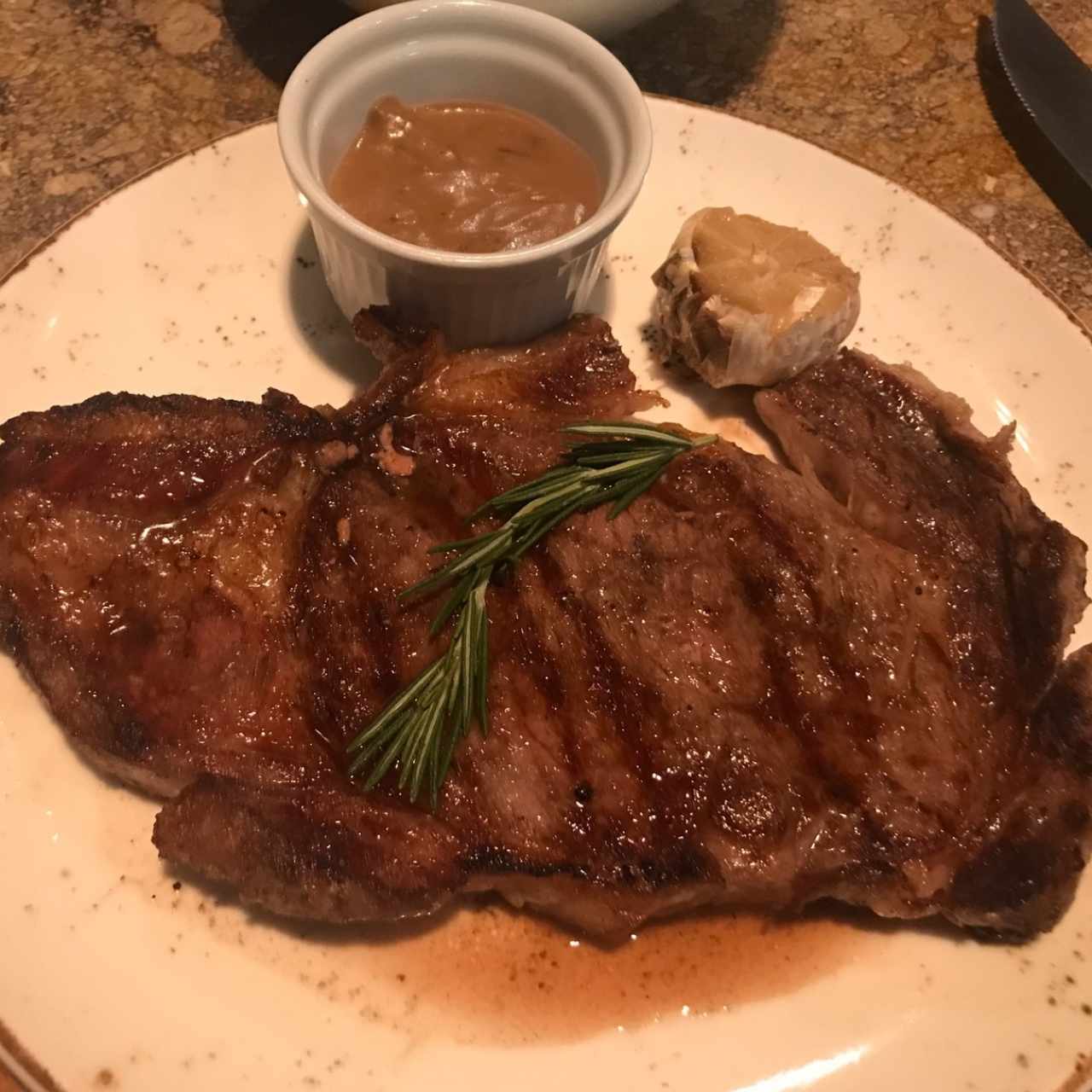 Rib eye americano con salsa de champiñones