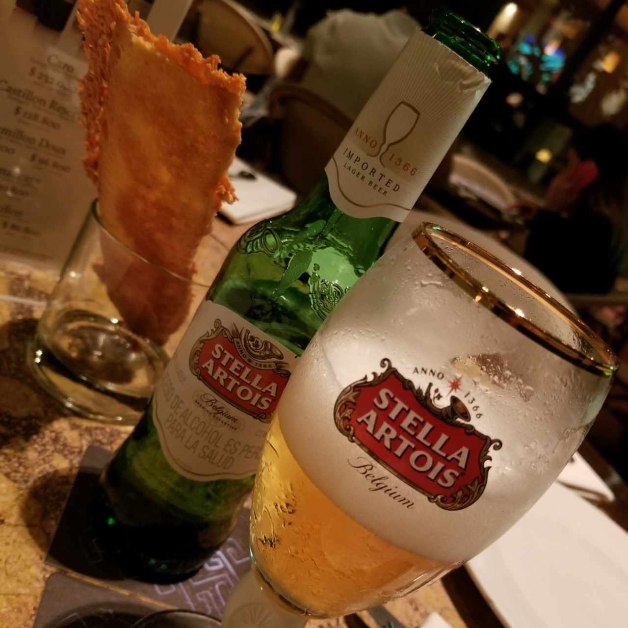 Entrada queso parmesano y cerveza