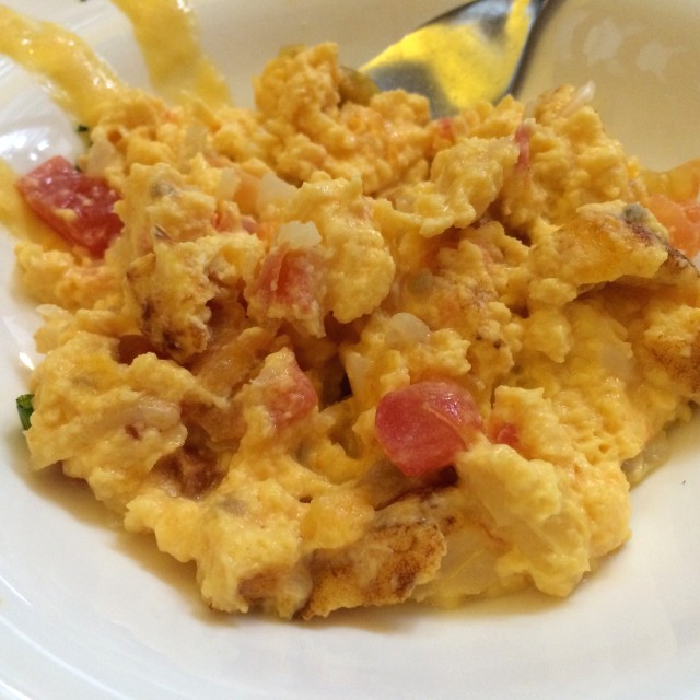 Huevos revueltos con tomate y cebolla