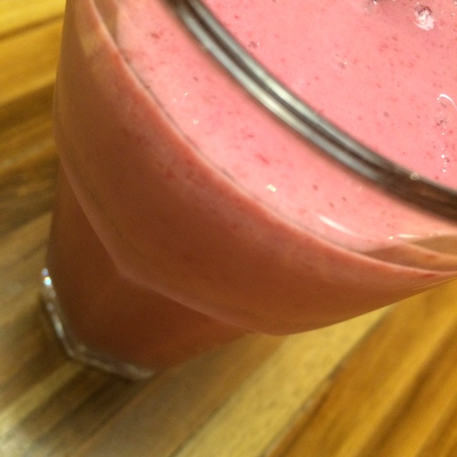 Jugo de fresa en leche