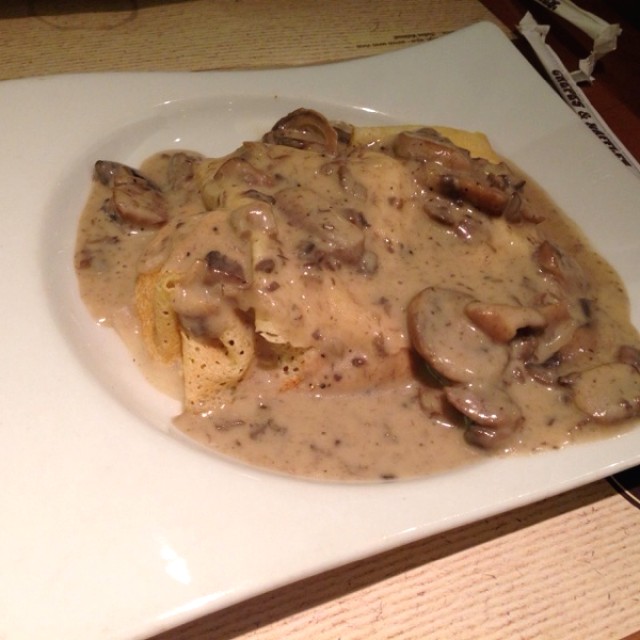 Crepe de pollo, queso y champiñones
