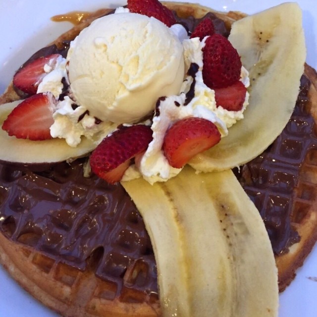 Waffle con nutella banano y fresas 