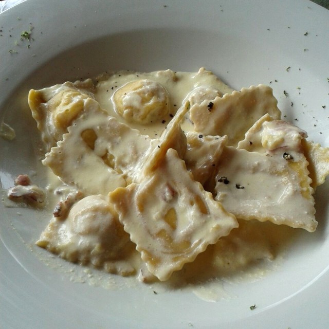 Raviolis de pollo en salsa Carbonara 