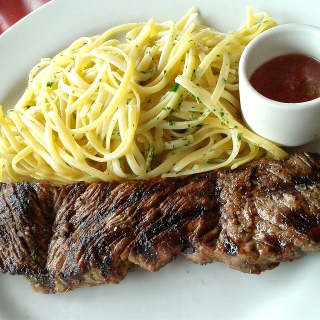 Baby beef acompañado de spaghetti a las finas hiervas