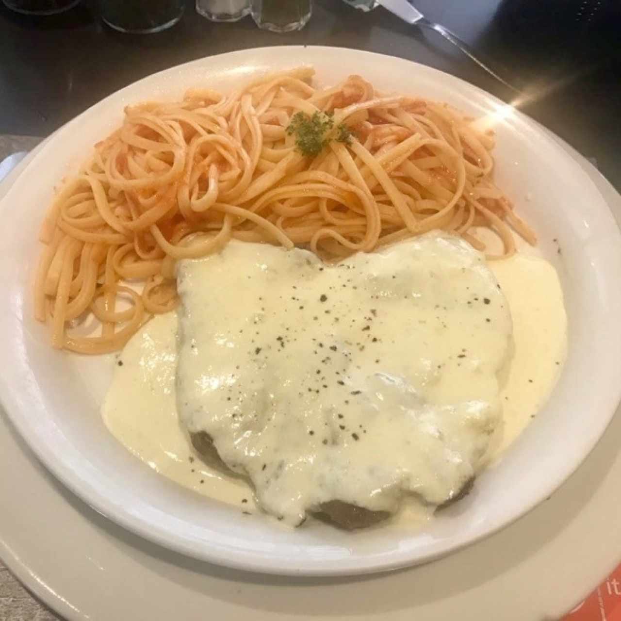 Lomo tres quesos y pasta napolitana 