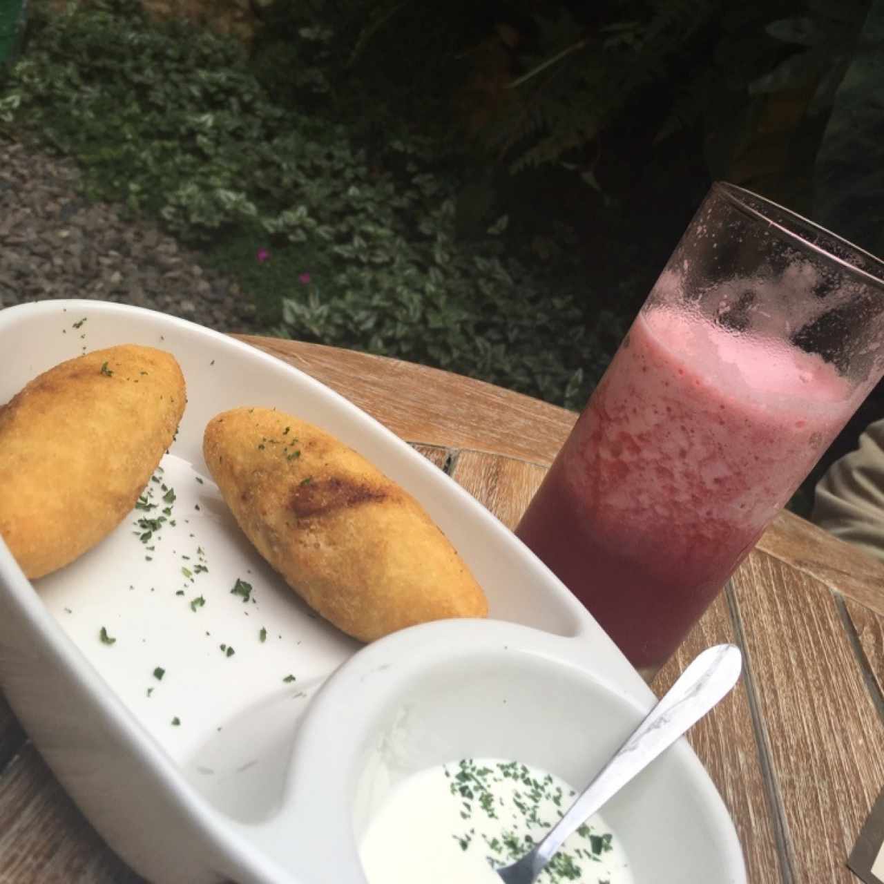 carimañolas de carne con jugo de corozo