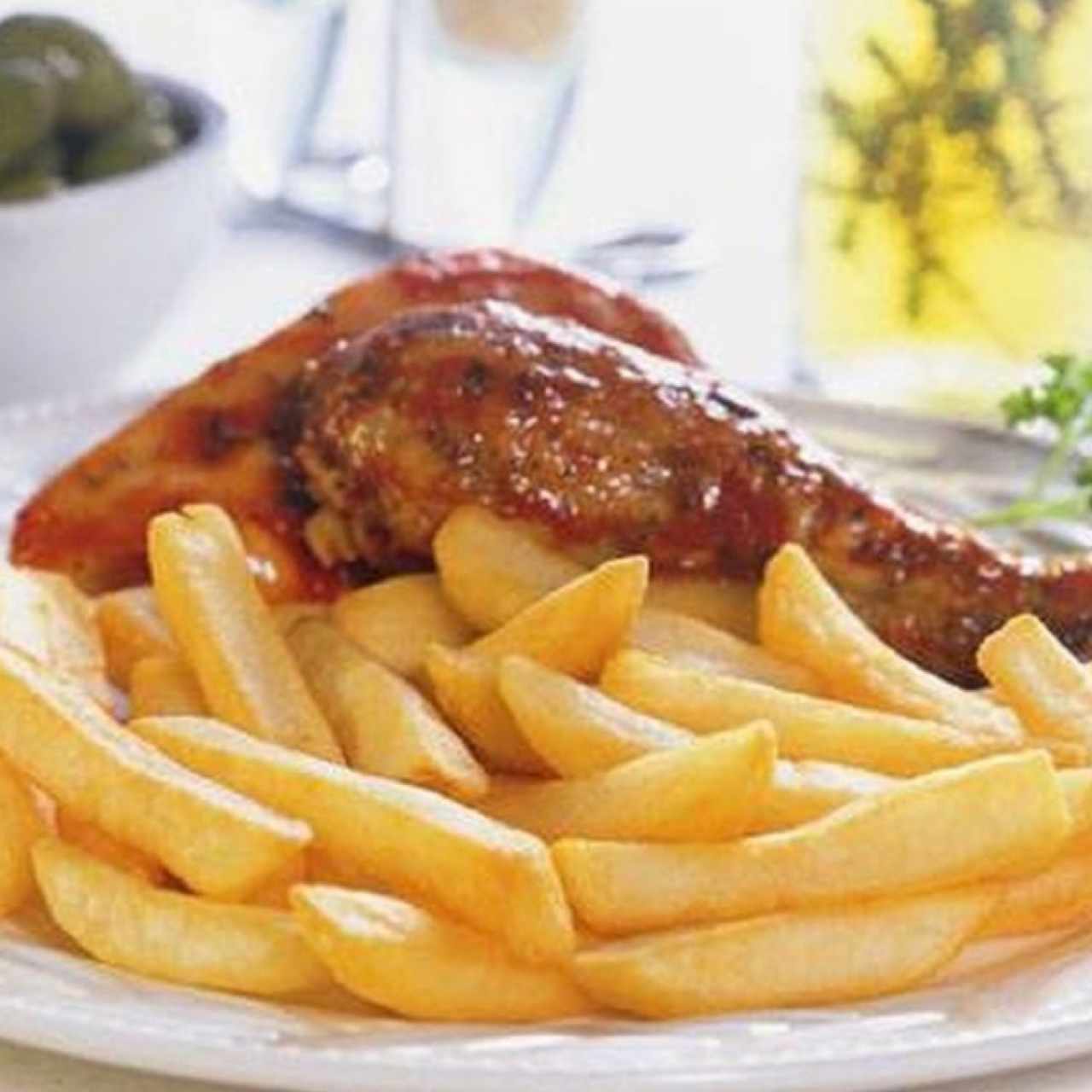 pollo asado con papas francesa